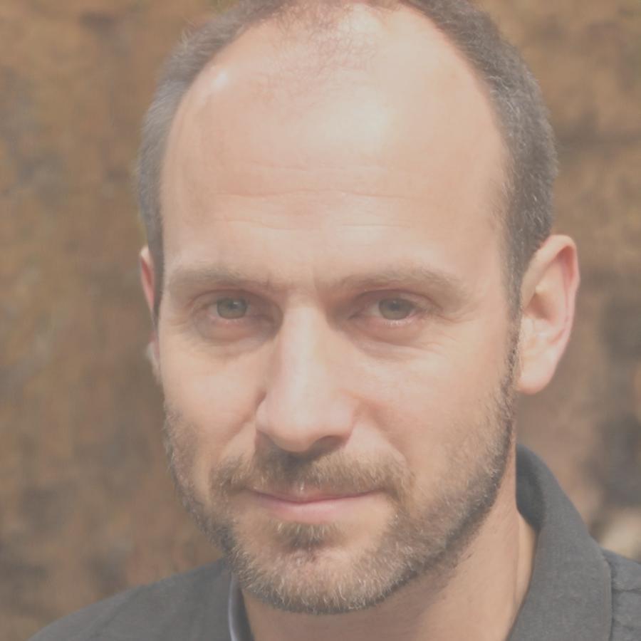 Retrato profesional de Alejandro Vega