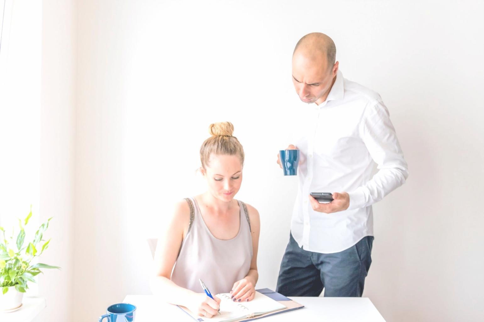 Espacio de trabajo profesional con equipos de análisis financiero